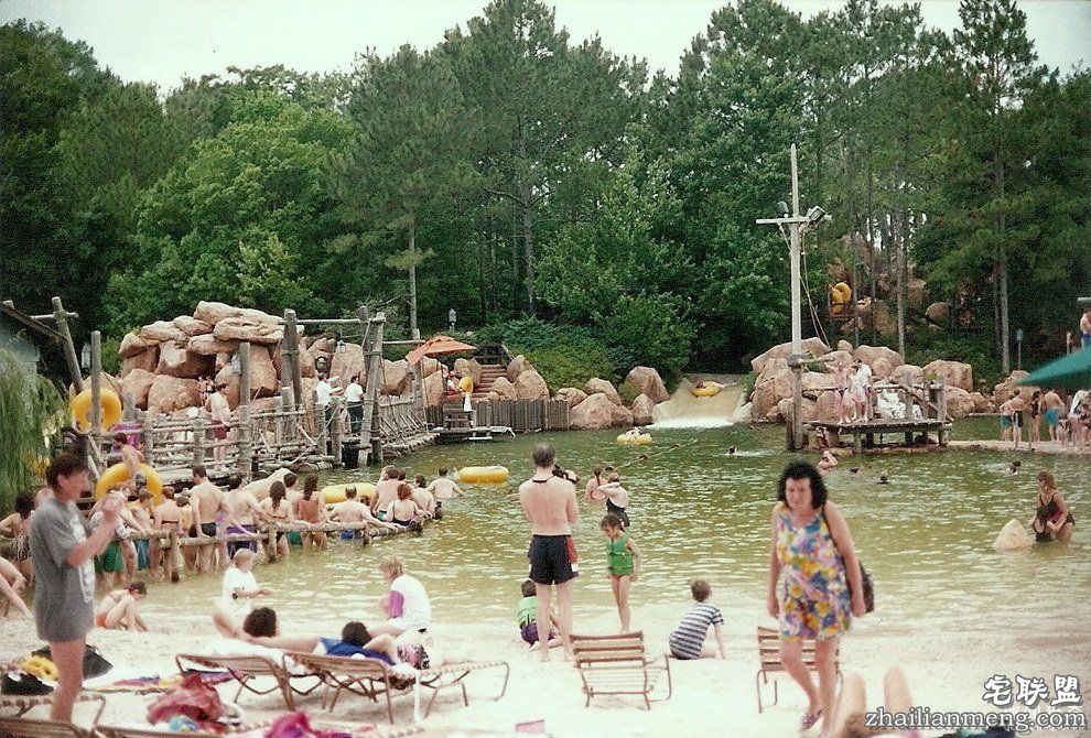 迪士尼水上乐园应该是个很欢乐的地方,但这座已荒废11年的诡异史前丛林园地让人都不敢靠近...