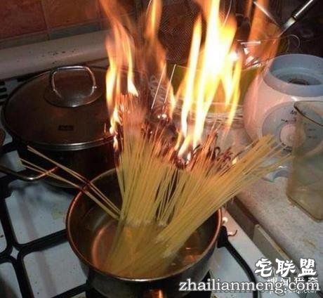 10张搞笑图告诉你,第一次做菜到底有多奇葩!