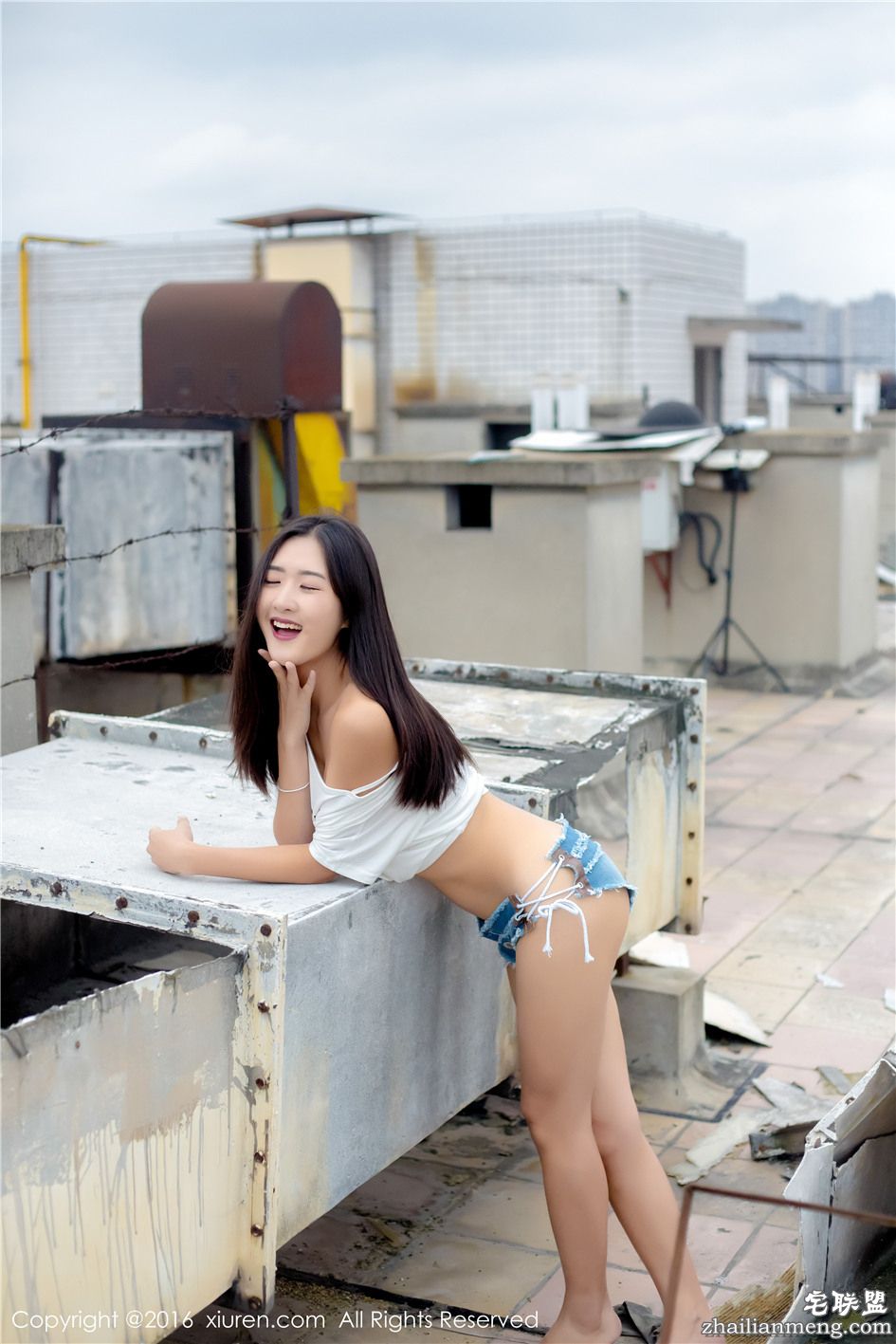 [秀人网] 漂亮的白衬衫美女周琰琳LIN超短牛仔热裤翘臀露台写真 560期第8张