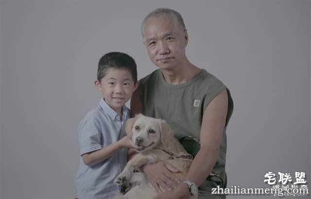 他离开家睡在街头,靠捡垃圾救了3000多条流浪狗