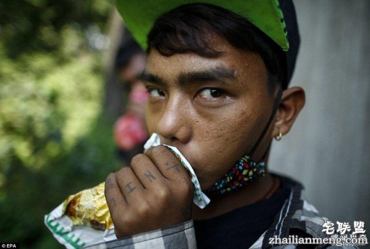 相比于吸雾霾,他们吸的东西才更叫人心寒