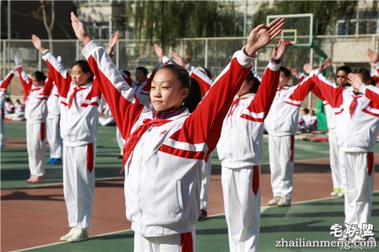 校服发型不合格不准进学校,这种事英国也总有