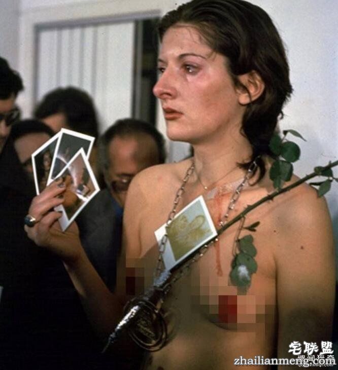 她把自己麻醉6小时并「邀请群众对她做任何事」,她衣服被割碎后发生的事完全印证了人心黑暗面...