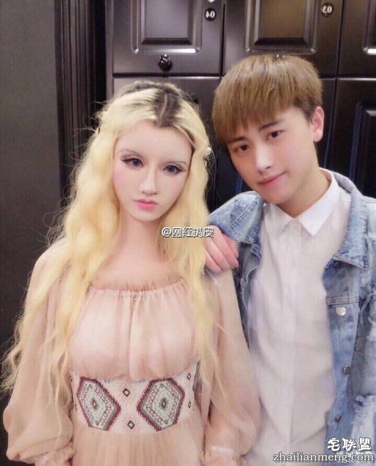 她被称是“行走的芭比娃娃”,可是未p图时长这样...