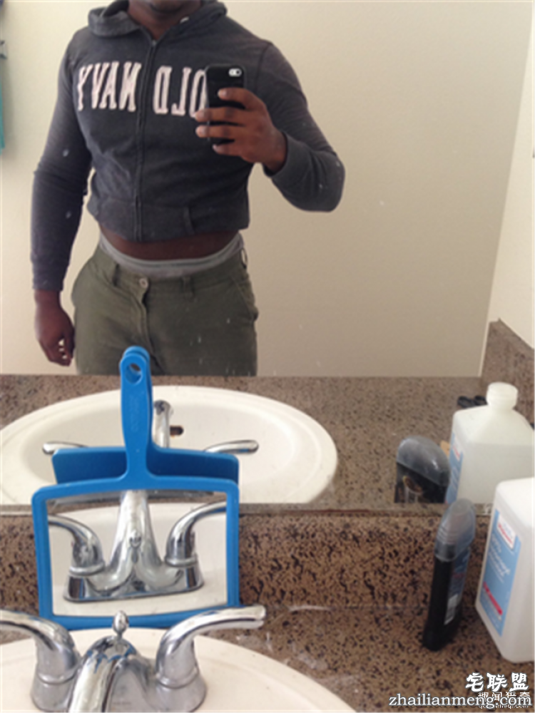 外国小哥集体穿女朋友帽衫,这背后的原因简直虐狗