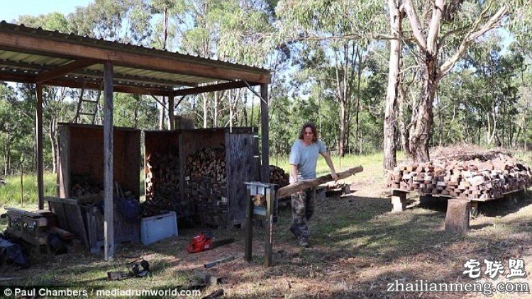 澳大利亚一对夫妻,用集装箱给自己造了栋房