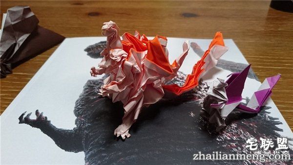 膜拜:神人只用一张纸折出的霸气哥斯拉手办