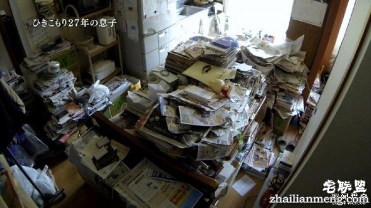 终极宅男30年不出门,全靠70岁老母亲照料