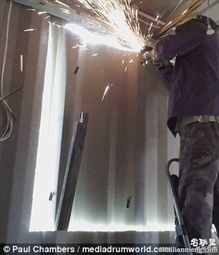 澳大利亚一对夫妻,用集装箱给自己造了栋房