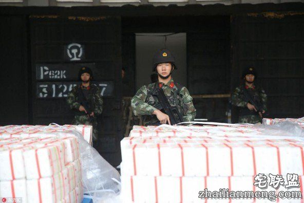 睡在钱堆里是什么感觉的?揭秘押钞官兵的生活 第1张图片