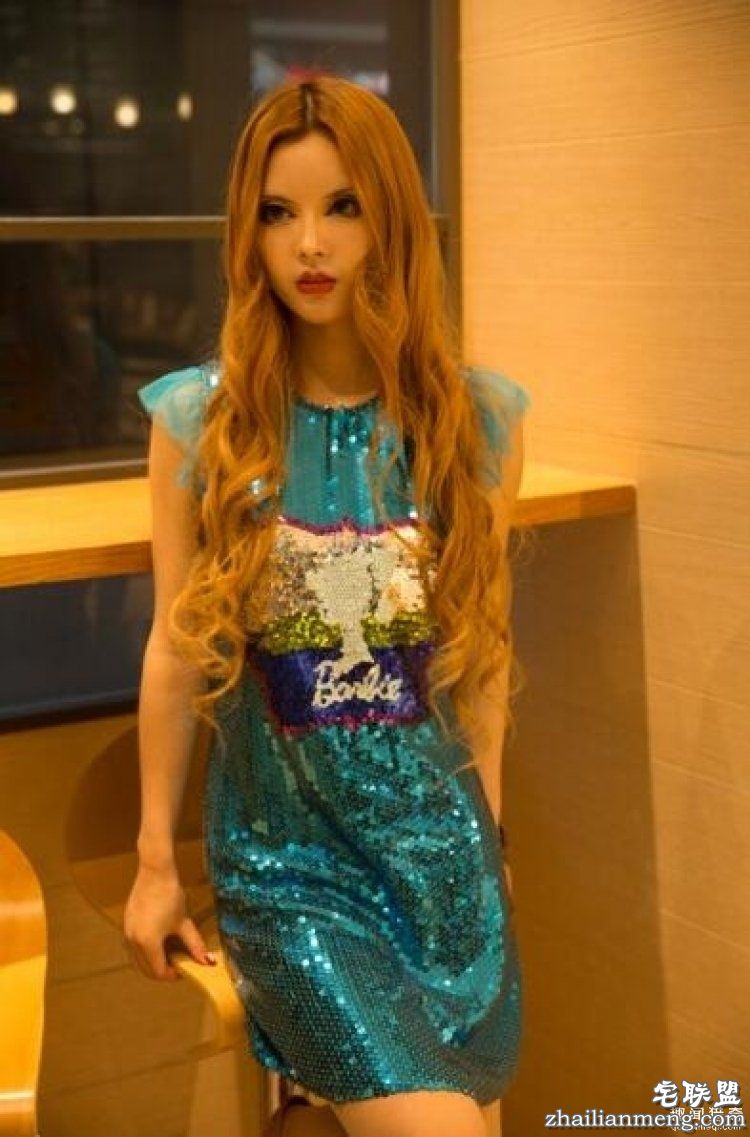 她被称是“行走的芭比娃娃”,可是未p图时长这样...