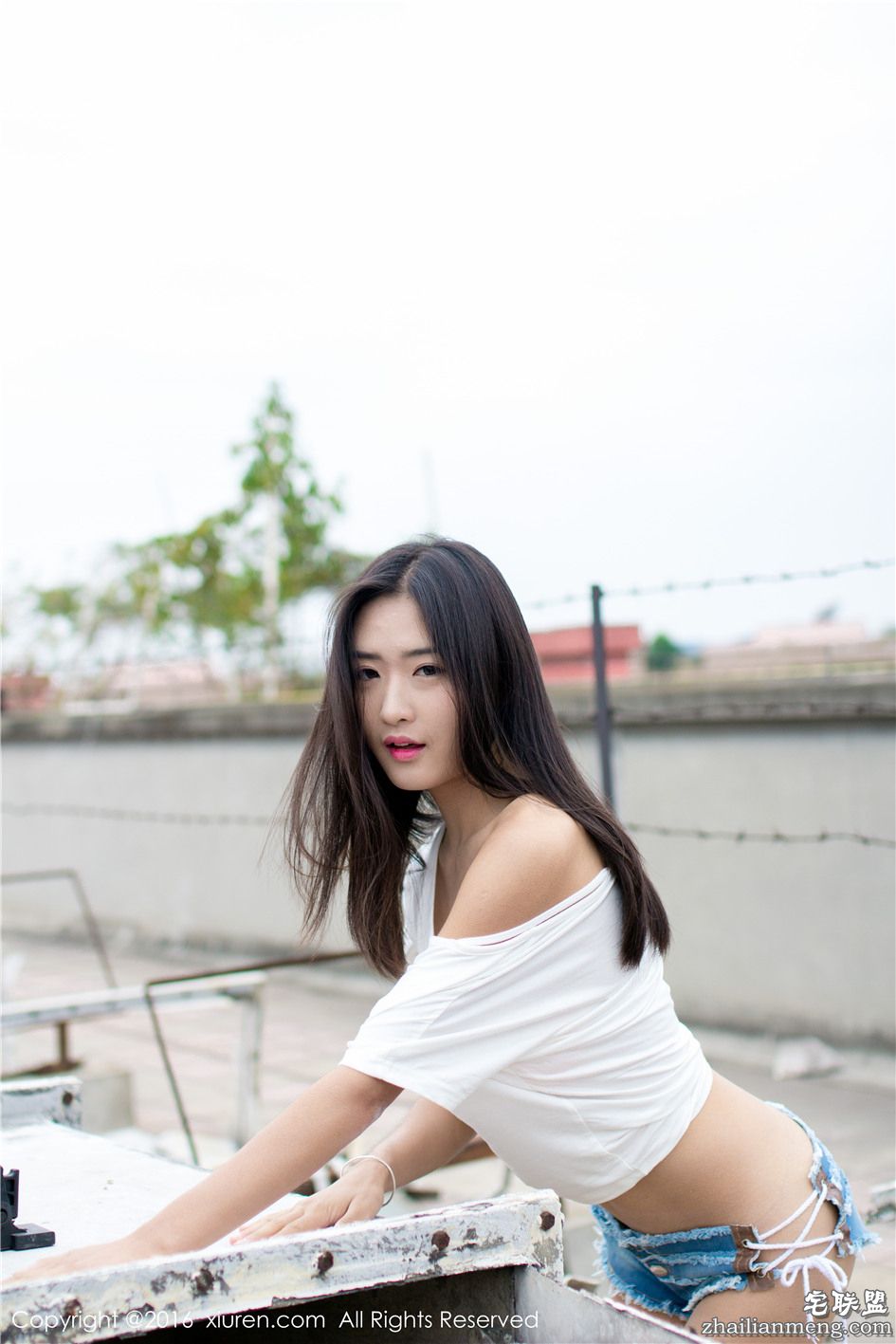 [秀人网] 漂亮的白衬衫美女周琰琳LIN超短牛仔热裤翘臀露台写真 560期第5张