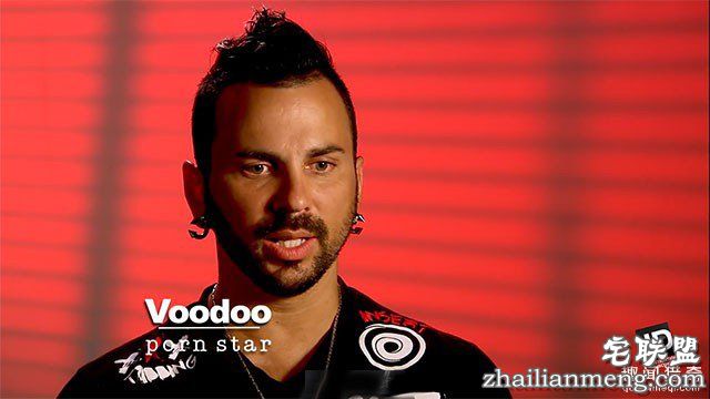 世界首对男女挑战《空中跳伞爱爱》!还来了4次,差点忘了打开伞!