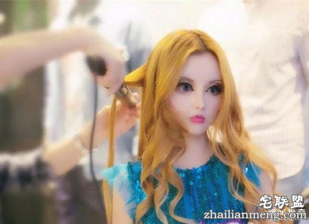 她被称是“行走的芭比娃娃”,可是未p图时长这样...
