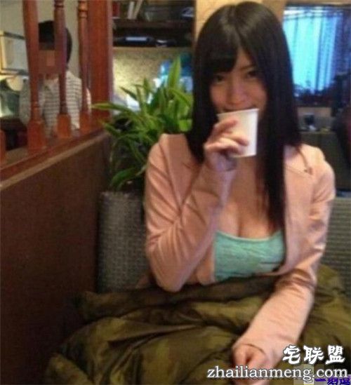 夫妻俩正在缠绵