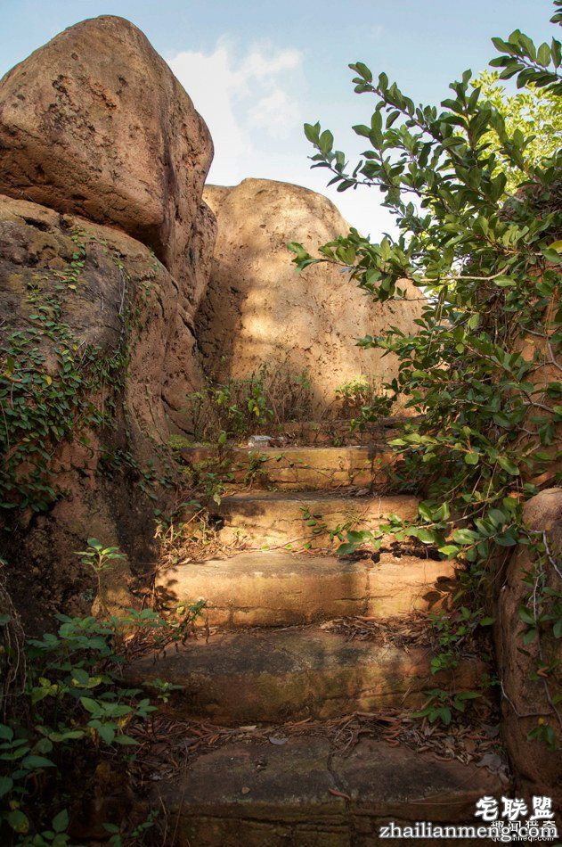 迪士尼水上乐园应该是个很欢乐的地方,但这座已荒废11年的诡异史前丛林园地让人都不敢靠近...