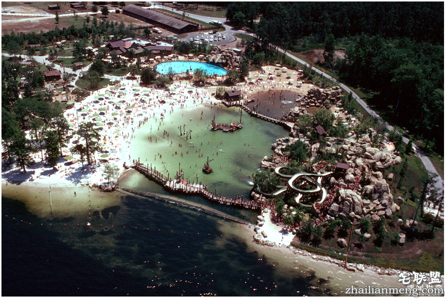 迪士尼水上乐园应该是个很欢乐的地方,但这座已荒废11年的诡异史前丛林园地让人都不敢靠近...