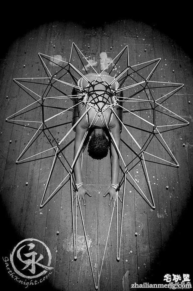 捆绑艺术家用绳索绑出超美一幅画