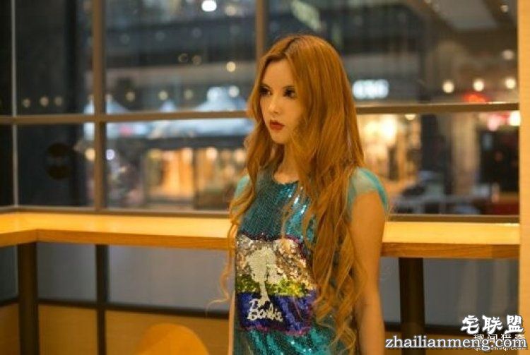 她被称是“行走的芭比娃娃”,可是未p图时长这样...