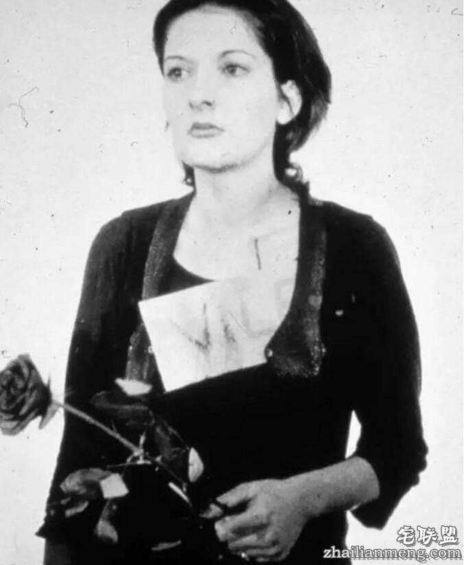 她把自己麻醉6小时并「邀请群众对她做任何事」,她衣服被割碎后发生的事完全印证了人心黑暗面...