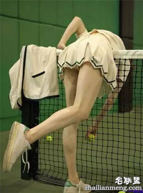 狗很高兴的骑在了她身上