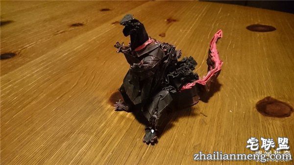 膜拜:神人只用一张纸折出的霸气哥斯拉手办