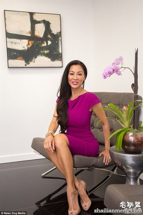 惊人!整形医生妻子被“重新设计”:43岁变尤物