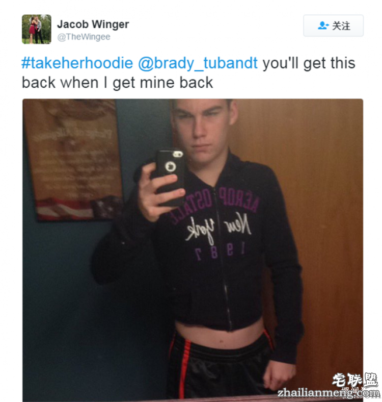 外国小哥集体穿女朋友帽衫,这背后的原因简直虐狗