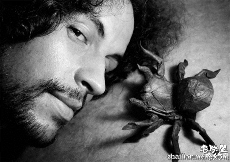 西班牙帅哥音乐家爱折纸,还折出了一个新高度