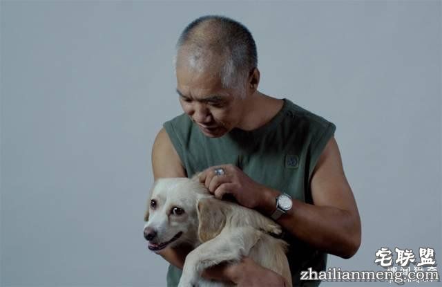 他离开家睡在街头,靠捡垃圾救了3000多条流浪狗