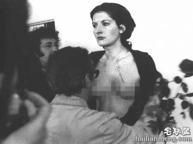 她把自己麻醉6小时并「邀请群众对她做任何事」,她衣服被割碎后发生的事完全印证了人心黑暗面...