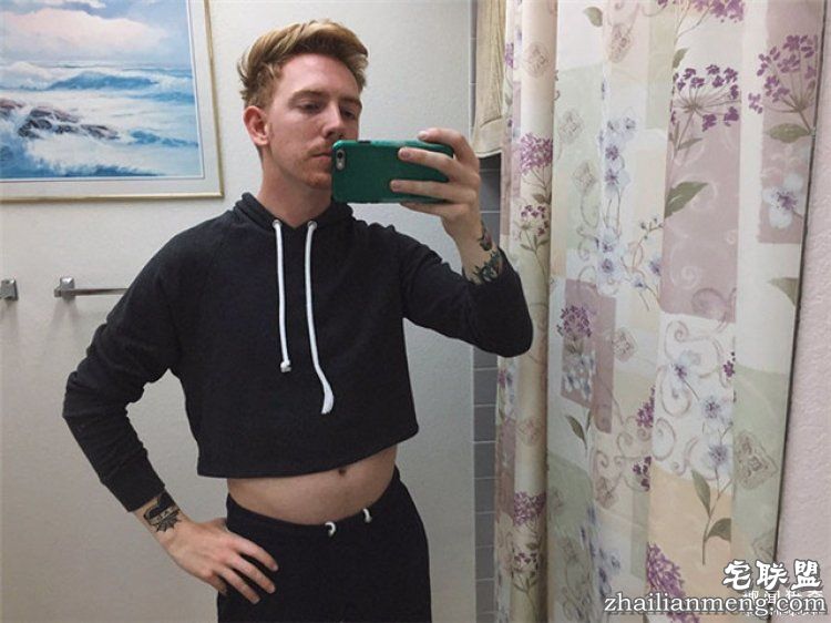 外国小哥集体穿女朋友帽衫,这背后的原因简直虐狗