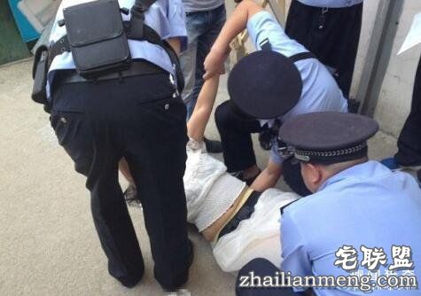 发现网恋男友长太丑割腕 男生无辜:她先约我开房间耶