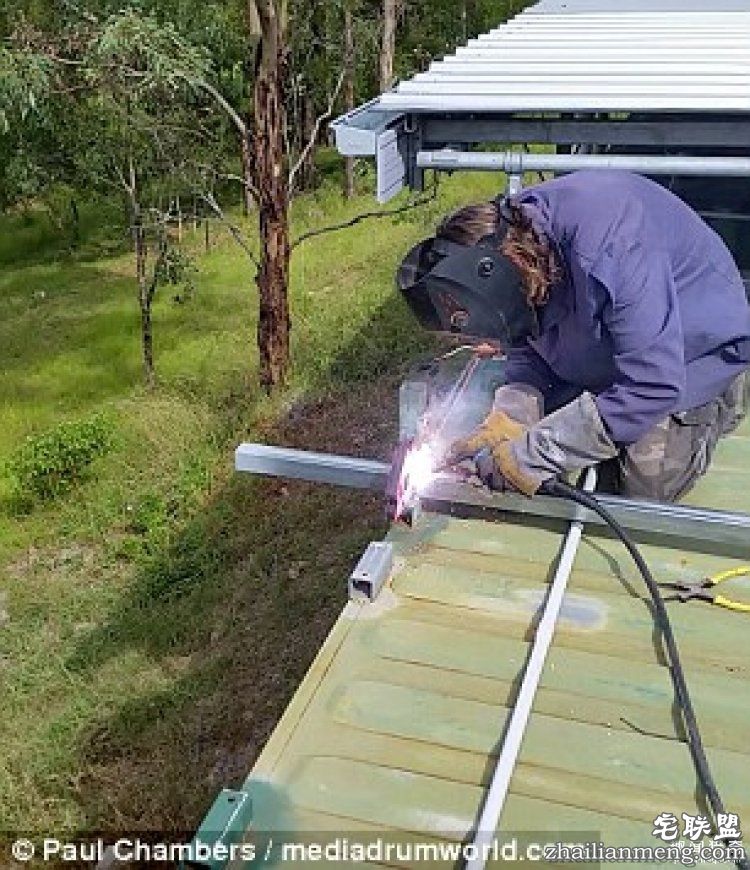澳大利亚一对夫妻,用集装箱给自己造了栋房