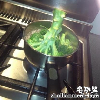 10张搞笑图告诉你,第一次做菜到底有多奇葩!