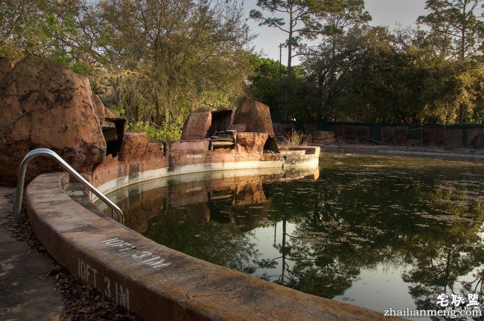 迪士尼水上乐园应该是个很欢乐的地方,但这座已荒废11年的诡异史前丛林园地让人都不敢靠近...