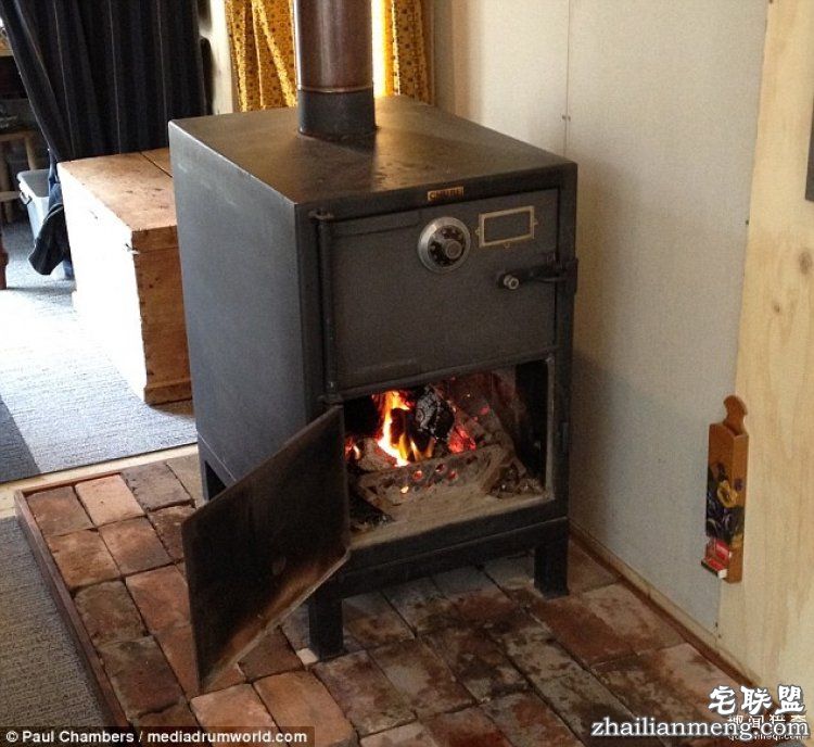 澳大利亚一对夫妻,用集装箱给自己造了栋房