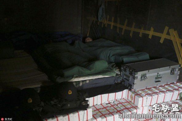 睡在钱堆里是什么感觉的?揭秘押钞官兵的生活 第2张图片
