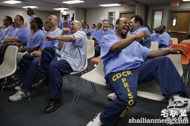 监狱里暴力频发,直到有一天犯人成立了个戏班子