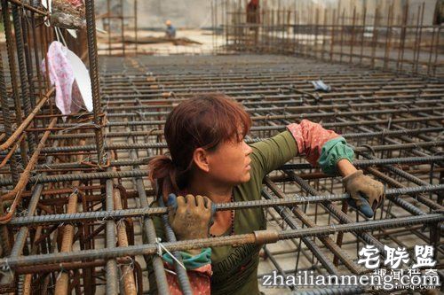 这是一双中国47岁母亲的双手 看到她每天做的东西 你还敢抱怨你的生活吗...?