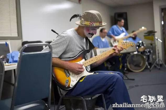 监狱里暴力频发,直到有一天犯人成立了个戏班子