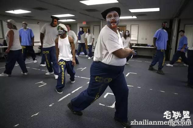 监狱里暴力频发,直到有一天犯人成立了个戏班子