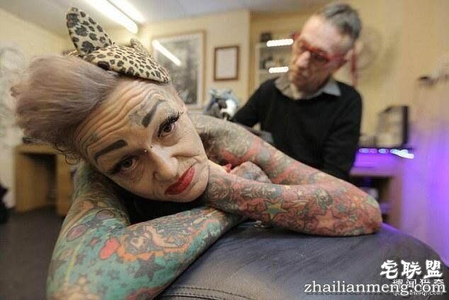 52岁老妇痴迷纹身,身体上80%的皮肤都有纹身