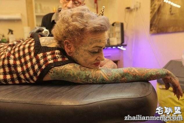 52岁老妇痴迷纹身,身体上80%的皮肤都有纹身