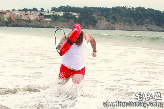 胡子大叔拍性感写真扮美人鱼,天真表情辣瞎双眼