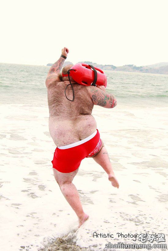 胡子大叔拍性感写真扮美人鱼,天真表情辣瞎双眼