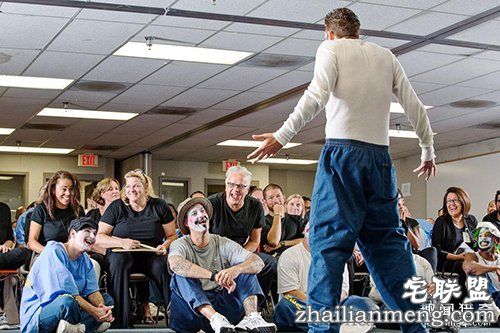 监狱里暴力频发,直到有一天犯人成立了个戏班子