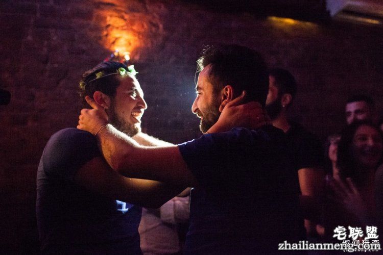 这两个叙利亚男同志的故事,会让你再一次相信爱情