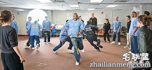 监狱里暴力频发,直到有一天犯人成立了个戏班子