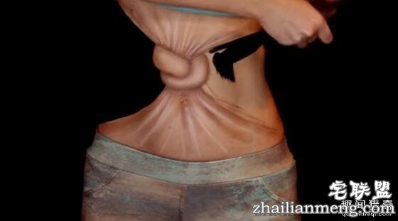 国外辣妹惊悚化妆技:把腰系了个死扣